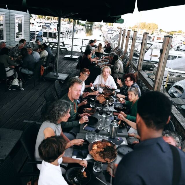 Wiehooo...! Voor morgen is een heerlijke terrasdag voorspeld. En daarom hebben we fijn nieuws: vanaf deze week gaan we óók de woensdag weer lekker open, voor een heerlijk ontspannen lunch, borrel of diner aan 't water.

We hebben zo'n zin in de zomer... Jullie ook?

Reserveer hier vast je plekje voor morgen:

www.dewaterraaf.nl

#altijdvakantiehier #iedereeniswelkomhier