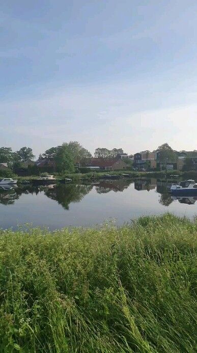 Holy moly wat een prachtige dag is dit aan het worden! Alleen het ritje naar De Waterraaf voelt al als vakantie. Komen jullie straks weer lunchend, borrelend en dinerend het leven vieren?

#iedereeeniswelkomhier @jachthavennauerna