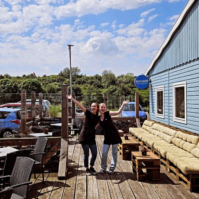 Jawel, we zijn weer klaar voor een prachtige zomerse dag. Verkoelende drankjes, zicht op het water en de kabbelende bootjes in de haven en lekkers van chef Sepp. Iedereen is welkom hier!